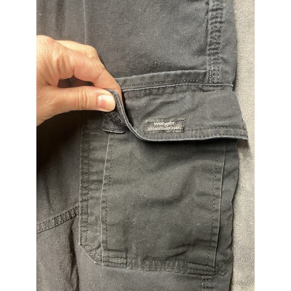 Wrangler Pants Men’s Sz 42x32 Black Cargo Relaxed Fit Workwear Hiking Outdoors - Picture 7 of 12